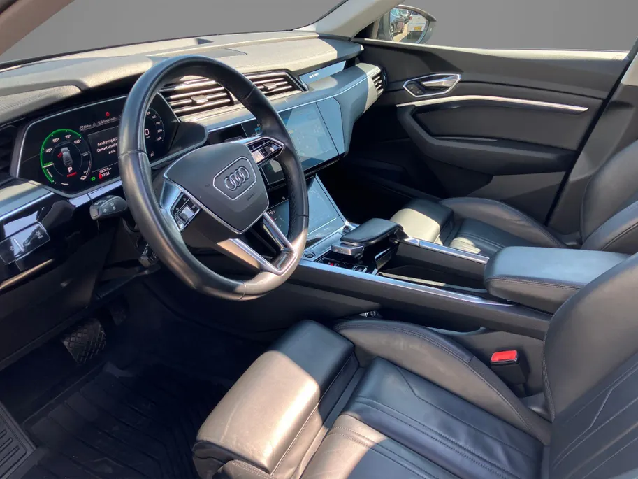 Audi e-tron Sportback 55 quattro S Line 95 kWh 300kW/408PK · Panoramadak · Trekhaak · Camera · Leder · Stoelverwarming · Drive select ·  Garantie t/m 18-10-2027 of 100000km.