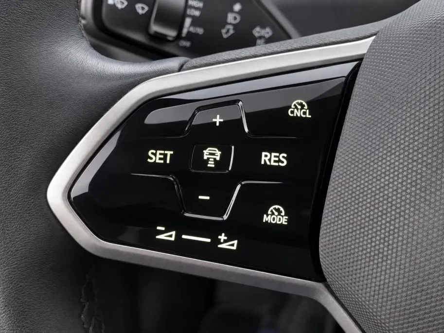 Volkswagen ID.7 Tourer Pro 77 kWh 210kW/286PK · Trekhaak · Navigatie · 360°Camera + parkeersensoren · Garantie t/m 17-10-2027