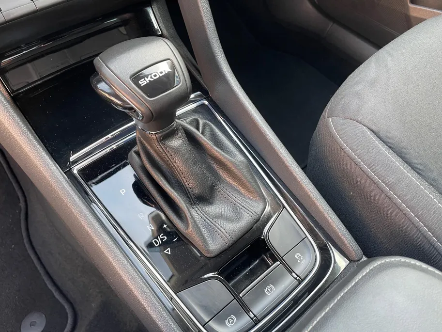 Škoda Karoq 1.5 TSI ACT Business Edition | Lichtmetalen velgen| Parkeer sensoren| Automaat| Camera| Cruise Control| Zeer ruime auto in super nette staat