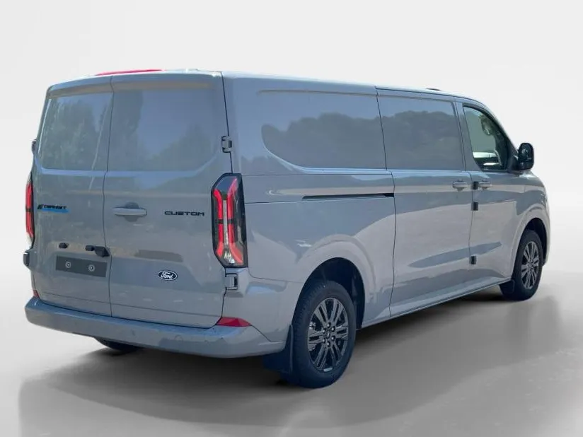 Ford E-Transit Custom 320 L2H1 Limited 71 kWh 218 pk | 0,99% rente op financial lease | Navigatie | 2-zits uitvoering | Inklapbare trekhaak | LM velgen 17' | TE BESTELLEN VOERTUIG