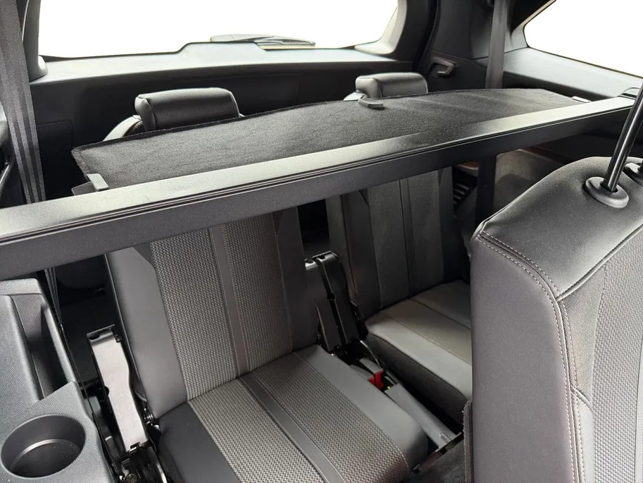 Peugeot 5008 1.2 Hybrid 136 GT 146PK AUTOMAAT | 7-persoons | Cruise Control | Climate Control | Schuif- kanteldak | 360 camera | Parkeersensoren rondom |