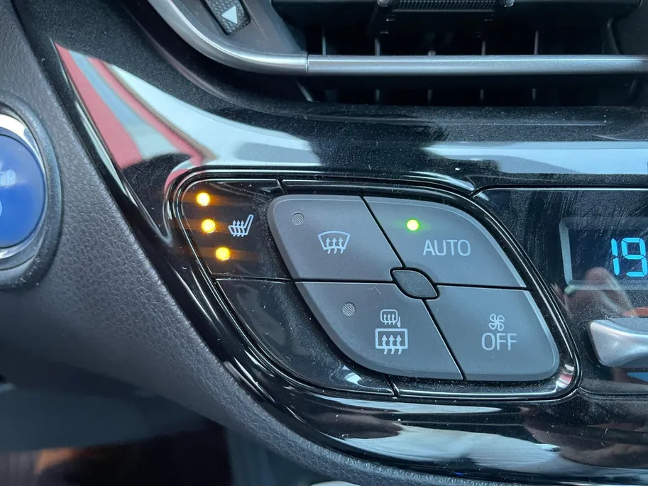Toyota C-HR 1.8 Hybrid Bi-Tone | Side Bars| Leer| Lichtmetalen velgen| Stoel verwarming| 4 seizoenbanden| Afneembare trekhaak| JBL speakers| BI-Tone uitvoering| Navigatie| Metalliclak