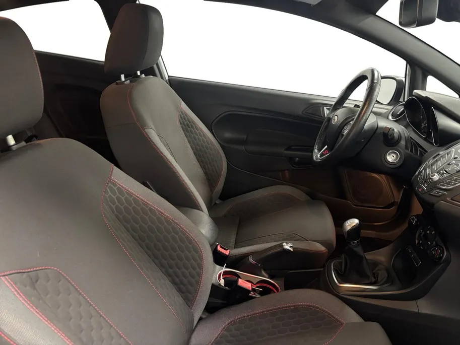 Ford Fiesta 1.0 EcoBoost ST Line NAVI AIRCO CRUISE CONTROLE LM VELGEN SPORTPAKKET ZEER DIKKE FIESTA VOLLEDIG ONDERHOUDEN VAN EEN LIEFHEBBER GEWEEST