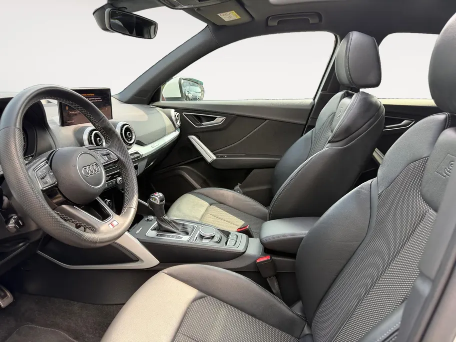 Audi Q2 35 TFSI S Edition Automaat | S-Line uitgevoerd | Metallic lak | Panoramadak | Privacy Glass | Stoelverwarming | Bovag garantie | NAP |