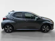 Toyota Yaris 1.5 Hybrid 115 Comfort Apple Carplay/Android Auto , cruise control adaptief en stuurhulp , climate , lm velgen , tel , usb , camera .