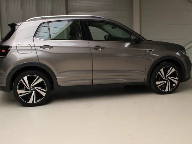 Volkswagen T-Cross 1.5 TSI 150PK DSG R-Line | Navigatie | Parkeersensoren | 18 inch LM | Stoelverwarming