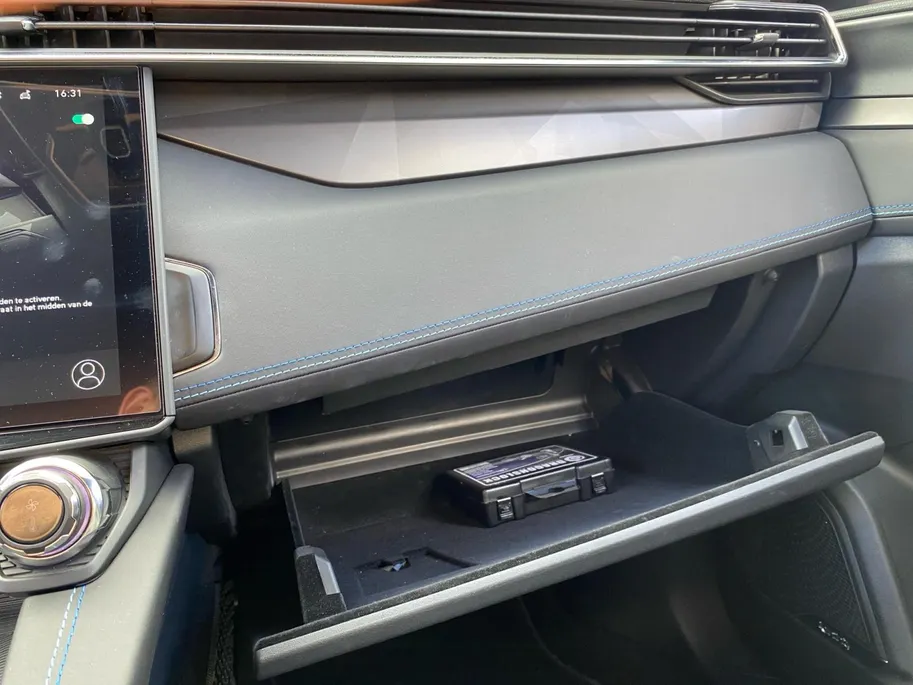 Lynk & Co 01 1.5 PHEV 260pk Black Pack | NL Auto | Zwarte hemel | Trekhaak | Panodak | Stoelverwarming | LED | Etc.