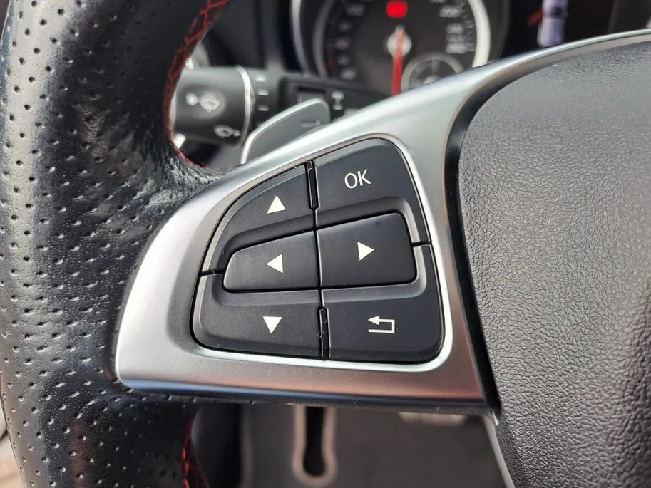 Mercedes-Benz GLA 180 Business Solution AMG AUTOMAAT | Trekhaak | Cruise | Panorama Schuif/kantel Dak | Navigatie | Camera | AMG-styling