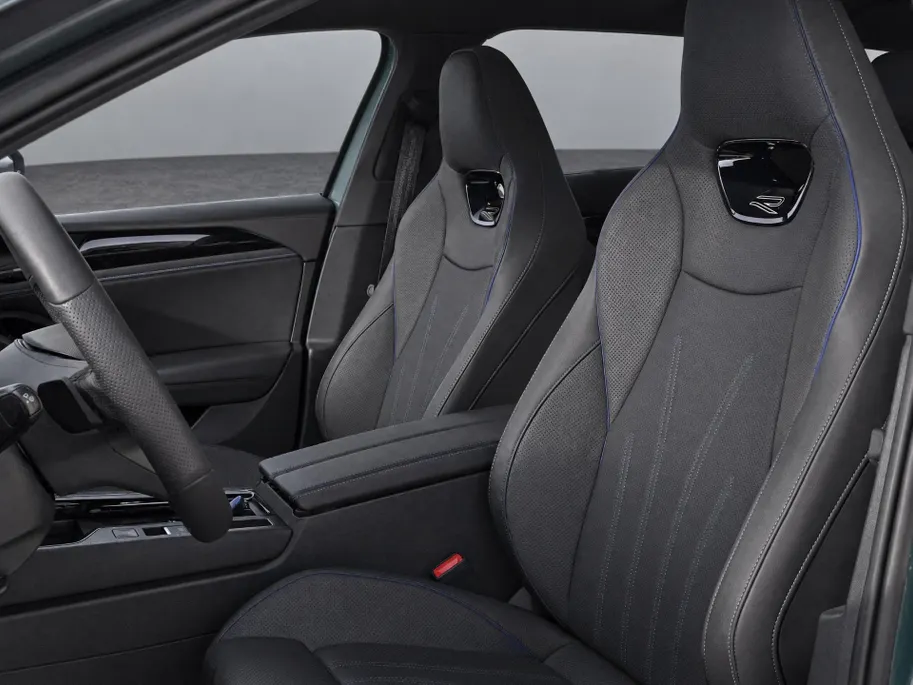 Volkswagen Passat Variant 1.5eHybrid 272PK R-Line Black Style Plus · Leder · Harman Kardon · Trekhaak ·  Alcantara hemelbekleding · 360°Camera + Parkeersensoren · Garantie t/m 21-01-2031 of 100.000km