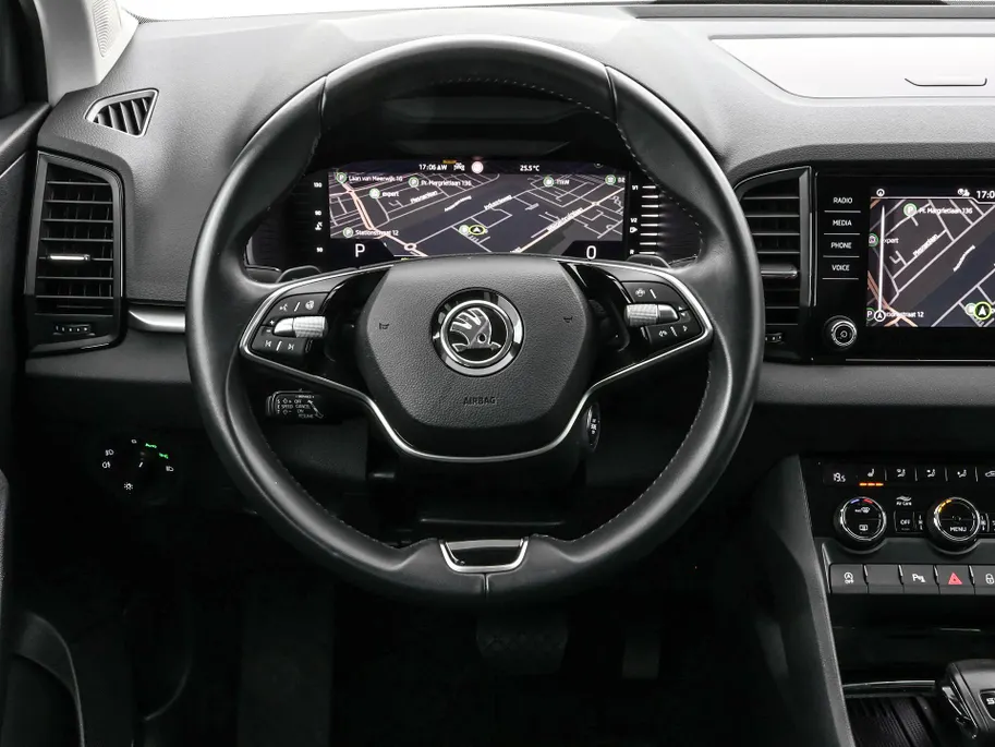 Škoda Karoq 1.5 TSI ACT 150pk DSG Business Edition · Camera · Inklap. Trekhaak · Keyless · Stuur- & Stoelverwarming · Apple/Android Car Play · ACC · Garantie t/m 02-07-2028 of 100.000km