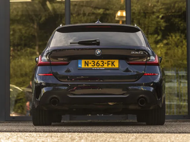 BMW 3 Serie Touring 330e Business Edition Plus M-Pakket  / Pano dak