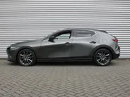 Mazda 3 2.0 e-SkyActiv-G M Hybrid 122 Luxury | Trekhaak | Stuur-/stoelverwarming | Leer | 360 Camera | Stoelgeheugen | 18' LM | HUD | LED | Cruise adapt. |