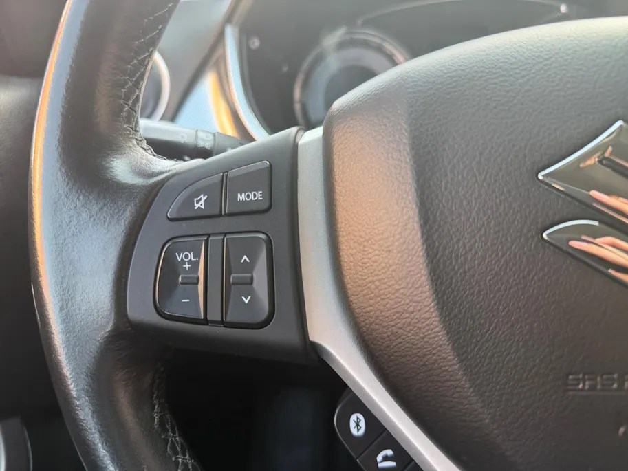 Suzuki Vitara 1.4 Boosterjet Comfort Smart Hybrid | Afneembare Trekhaak| Multimedia systeem| Climate Control| Keyless start| Parkeersensoren voor en achter| Stoel verwarming| Adaptieve cruise control