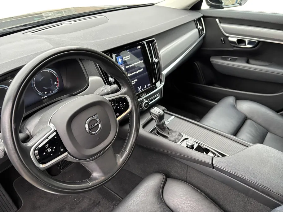 Volvo V90 2.0 T4 Momentum | LEDER | CAMERA | TREKHAAK | DEALER-ONDERHOUDEN | NL-AUTO |