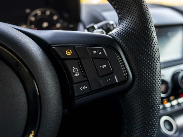 Jaguar F-TYPE P575 AWD R 75