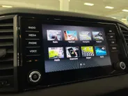 Škoda Karoq 1.5 TSI ACT 150pk DSG Business Edition · Camera · Inklap. Trekhaak · Keyless · Stuur- & Stoelverwarming · Apple/Android Car Play · ACC · Garantie t/m 02-07-2028 of 100.000km