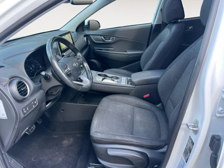 Hyundai Kona EV Fashion 64 kWh | Warmtepomp | Navigatie | Apple Carplay & Android Auto | Adaptive cruise control | Open dak | Head-up display | Achteruitrijcamera |