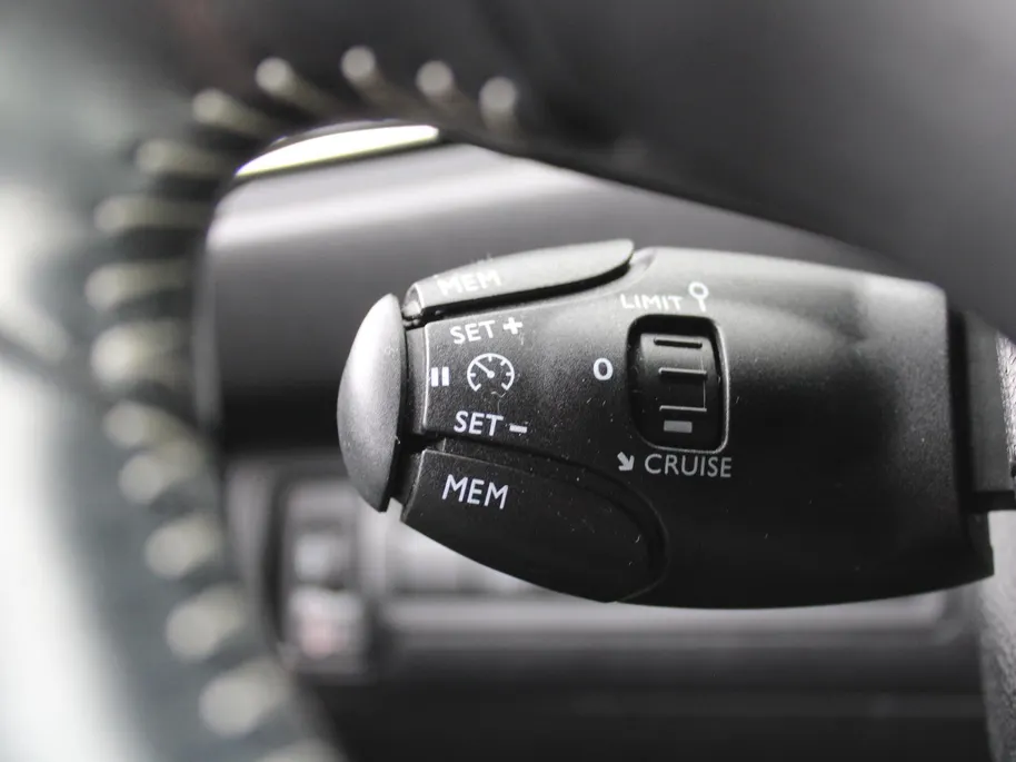 Peugeot 308 1.2 PureTech Allure | Panoramadak | 17” LM | Parkeersensor v+a | Navi | Cruise | Clima | Apple CarPlay/Android Auto |