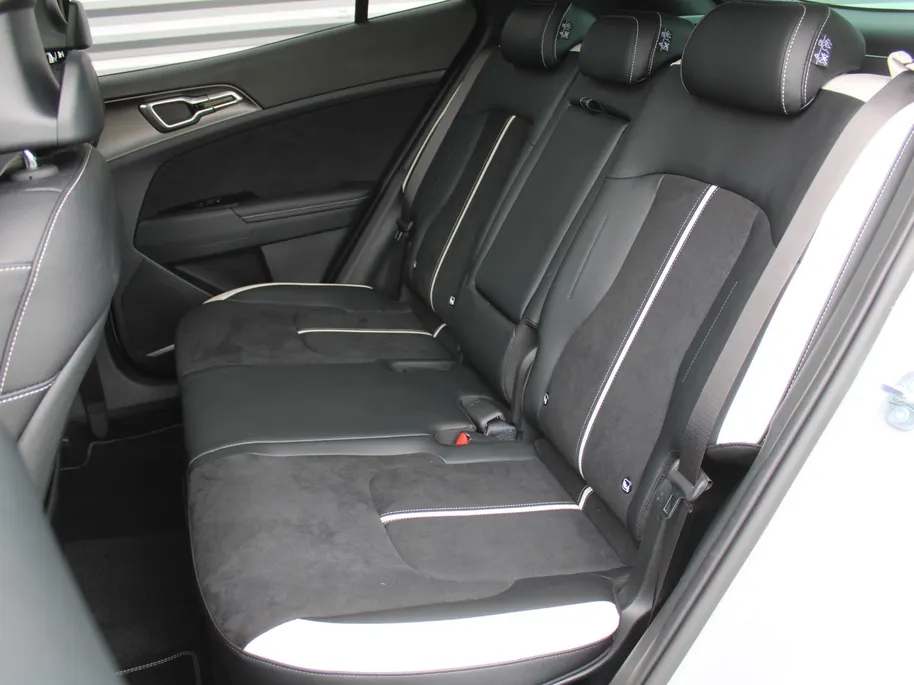 Kia Sportage 1.6 T-GDi Hybrid GT-Line | Trekhaak | Stuur-/stoelverwarming | Elek. stoelverstelling + achterklep | Schuifdak | 18" LM | Cruise adapt. | Camera |