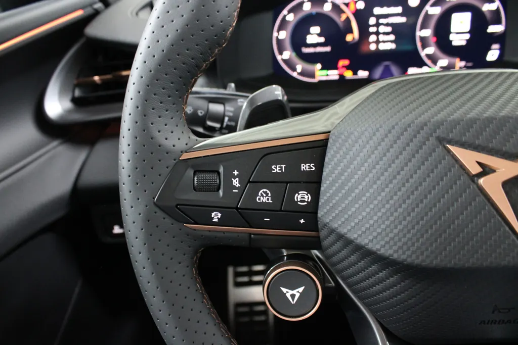 CUPRA Terramar 1.5 TSI e-Hybrid Business / Trekhaak / Pan. dak / Stoel + Stuur verw. /