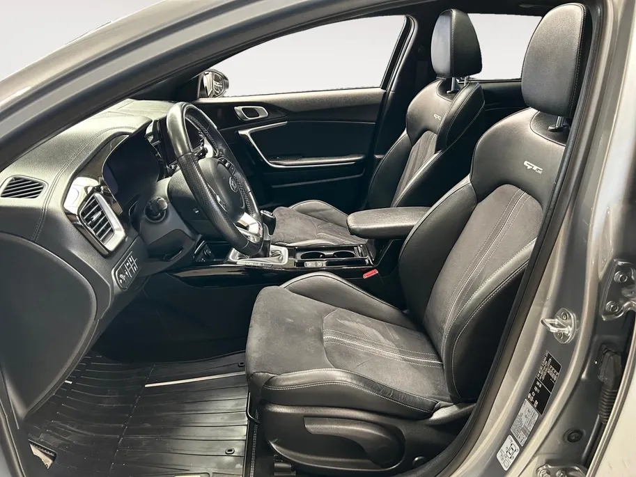 Kia ProCeed 1.0 T-GDI GT-Line | Elektrisch Glazen Schuif / Kanteldak | Apple Carplay / Android Auto | Navigatiesysteem | Stoel + Stuurverwarming | Licht + Regensensor | Parkeersensoren + Camera Achter | Cruise Control | 17” Lichtmetalen Velgen | Climate Control Rijst