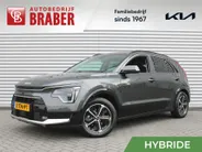 Kia Niro 1.6 GDi Hybrid DynamicPlusLine | Trekhaak | BTW Auto | Schuifdak | Stuur-/stoelverwarming | Cruise adapt. | Camera | Clima | Leer | HUD | LED | 16' LM |