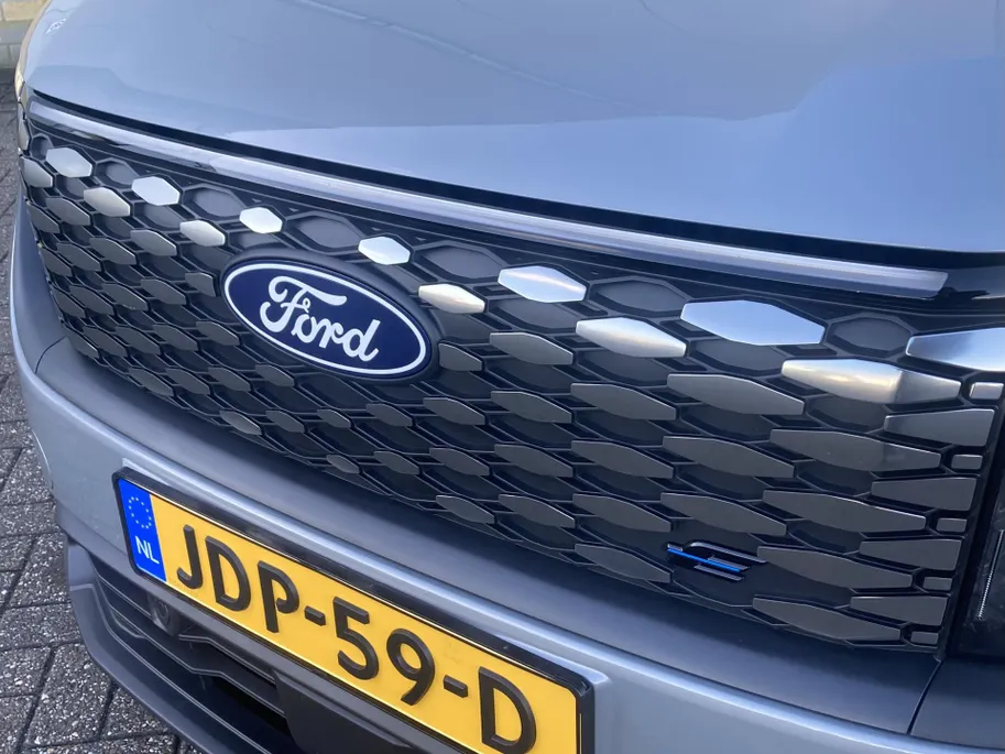 Ford Tourneo Courier Titanium 100% Elektrisch 43kWh 136 pk Apple Carplay/Android Auto - Winterpack - trekhaak
