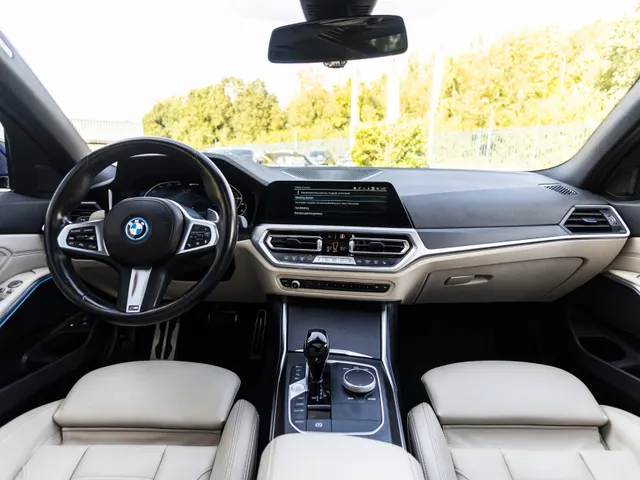 BMW 3 Serie Touring 330e Business Edition Plus M-Pakket  / Pano dak