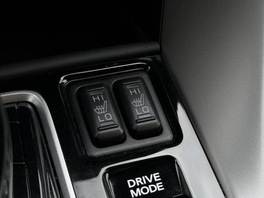 Mitsubishi Eclipse Cross 2.4 PHEV Intense+ | Stoel- en stuurverwarming | Elektrisch verstelbare stoelen | Trekhaak | Achteruitrijcamera | Parkeersensoren voor- en achter | Navi | Climate Control