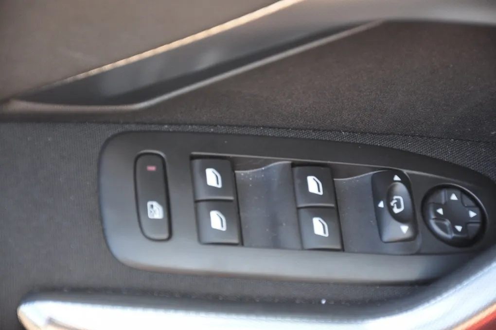 Peugeot 2008 1.2 PureTech GT-Line Navi Apple Android