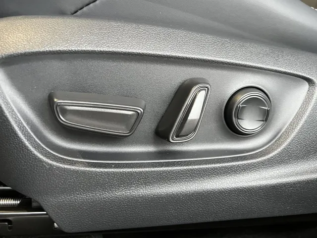 Subaru Solterra 4E-xperience 73.1 kWh | NIEUW MODEL!!! | 100% Elektrisch | Uit Voorraad Leverbaar | Panoramisch Dak | Dubbelen Draadloze Telefoonoplader | Nieuw Multimedia Systeem