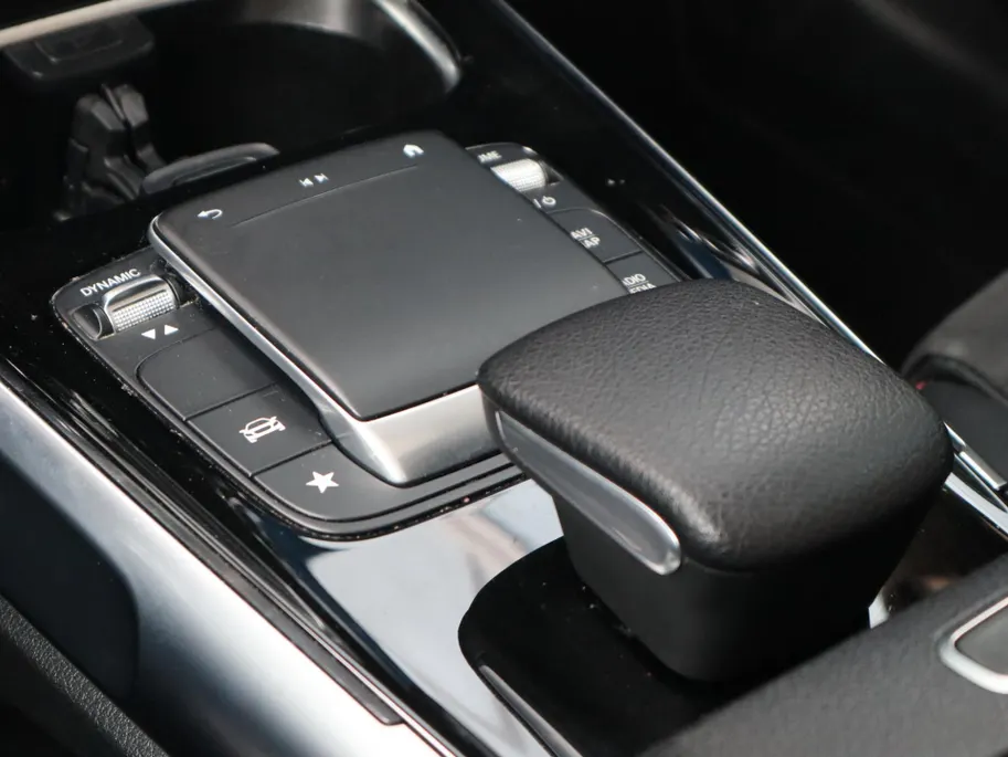 Mercedes-Benz GLB 200 Premium Plus l Trekhaak l Panoramadak l Carplay