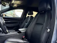 Mazda 3 2.0 e-SkyActiv-G M Hybrid 122 Comfort met Bose | Apple Carplay / Android Auto | Navigatiesysteem | Licht + Regensensor | Elektrisch Verstelbare Bestuurderstoel  | Stoel + Stuurverwarming | Parkeersensoren Voor + Achter | Camera Achter | 18'Lichtmetalen ve