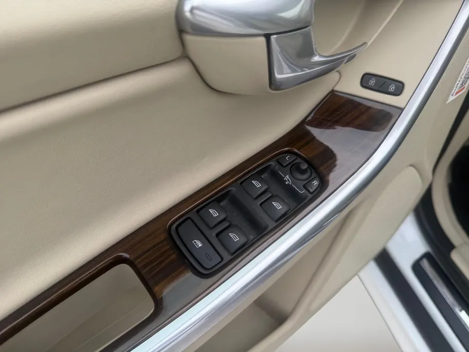 Volvo XC60 2.0 T5 FWD Summum | Automaat | Panorama Dak | NL-Auto | NAP | Memory Seats | Camera | Climate Control | Stoelverwarming | Cruise Control | Navigatie | Keyless