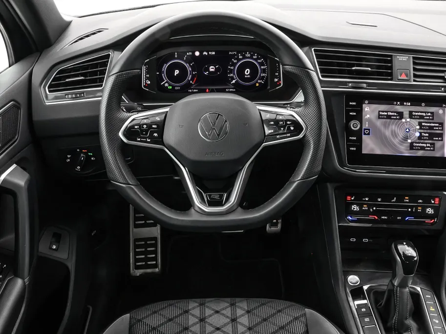 Volkswagen Tiguan 1.4 TSI 245pk DSG eHybrid R-Line Business · Apple/Android Car Play · Wegklapbare Trekhaak · Alarm · Dodehoek Detectie · Stoel-& Stuurverwarming · 19'' Inch ·