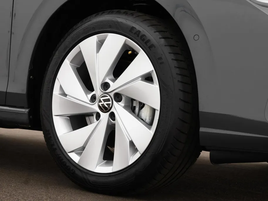 Volkswagen Golf Life Edition 1.5 eHybrid 204 PK 7 versn. DSG · Draadloze telefoonlader · Achteruitrijcamera · Privatelease Van 594,- voor  472,- obv 24 maanden! · Prijs is inclusief inruilpremie · MEGA SALE