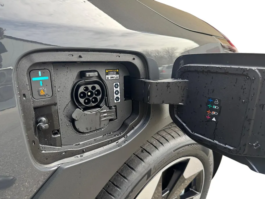 Kia EV2 Plus 42.2 kWh 3.000,- Inruilkorting | Privacy Glass | 18' lichtmetalen velgen | Warmtewerend glas rondom | Draadloze oplader voor smartphone