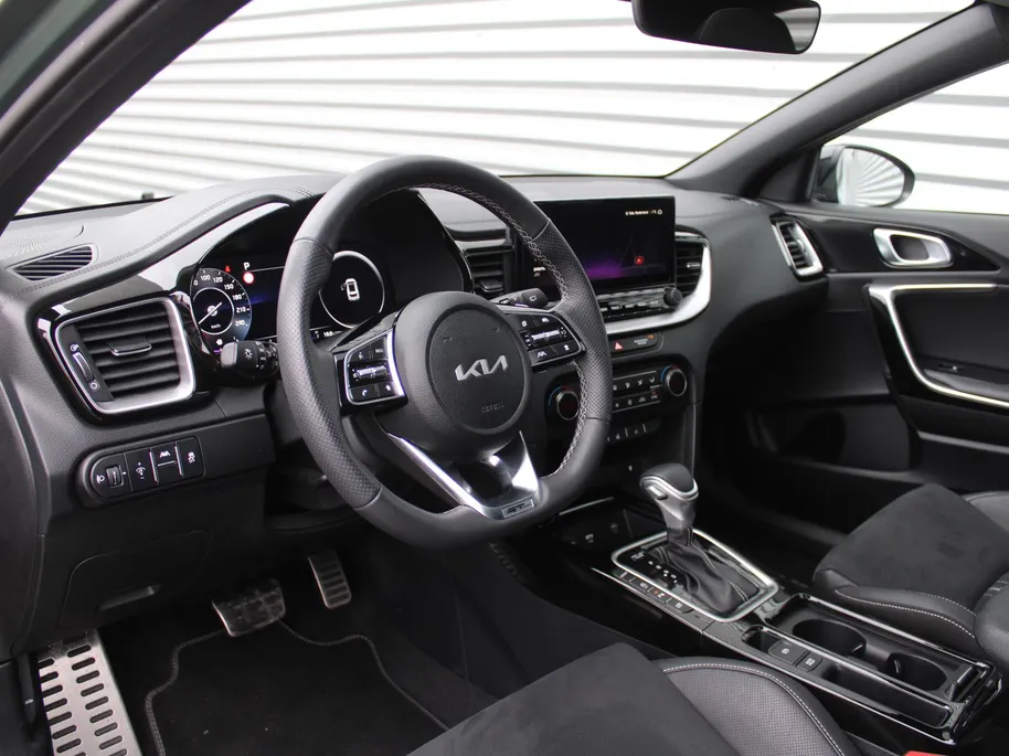 Kia Ceed 1.5 T-GDi GT-Line | Stuur-/stoelverwarming | Schuifdak | Cruise adapt. | Camera | 17' LM | LED | Dodehoek sensor | Draadloze lader |
