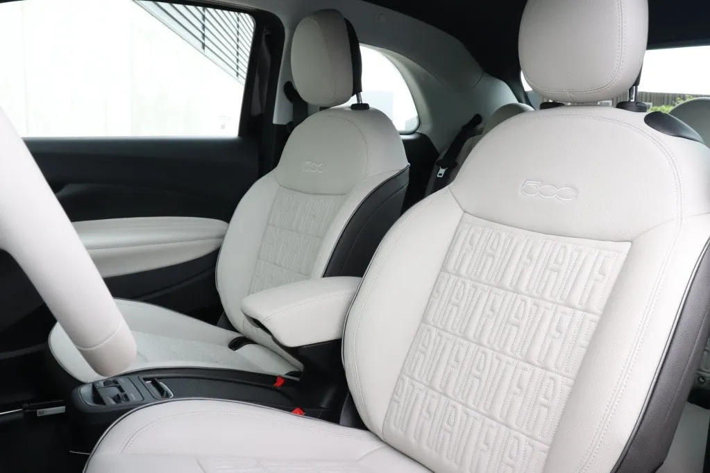 Fiat 500e Cabrio La Prima by Bocelli 42 kWh | JBL | Winter | Camera | 17' VERKOCHT