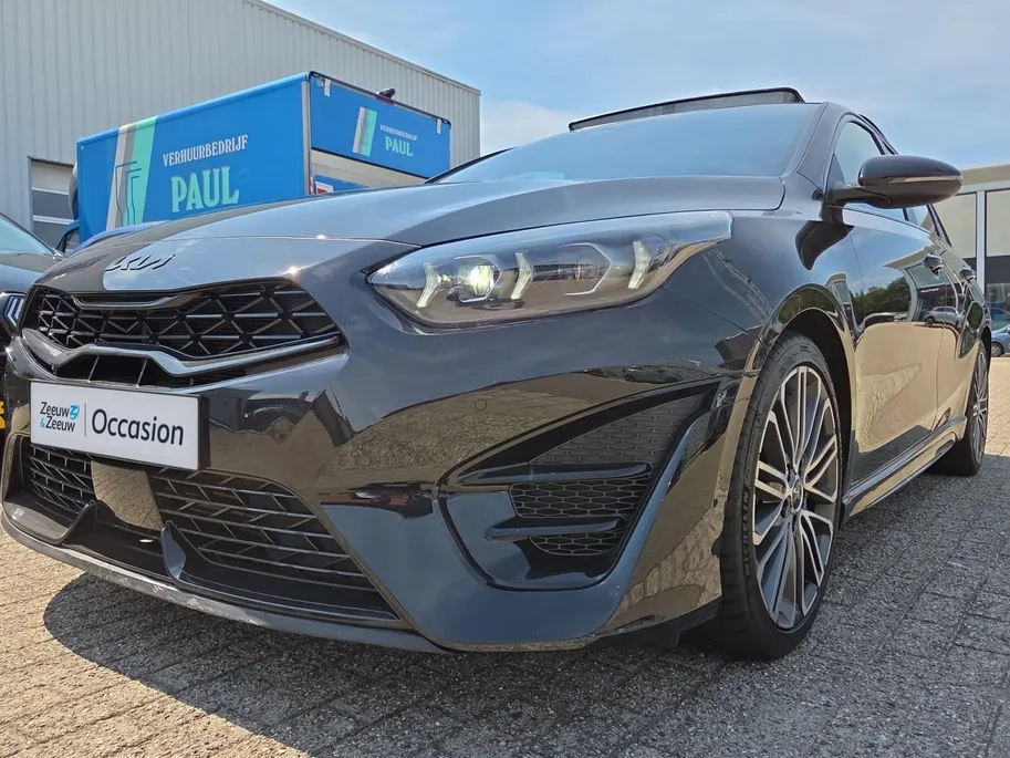 Kia Ceed 1.5 T-GDi GT-PlusLine 140 PK | Meest luxe uitvoering | Schuif-kanteldak | JBL | Elektrisch verstelbare bestuurdersstoel met geheugenfunctie |  18' lichtmetalen velgen | Dodehoek detectie  | Chameleon Tint Ultra Blue | Metallic lak | Fabrieksgarantie t/m 8