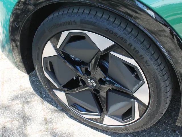 Renault Clio 1.8 Hybrid 160 AUT techno | Navigatie | Adaptive Cruise | Achterspoiler | Stoelverwarming | DEMONSTRATIE AUTO, VRAAG NAAR BESCHIKBAARHEID |