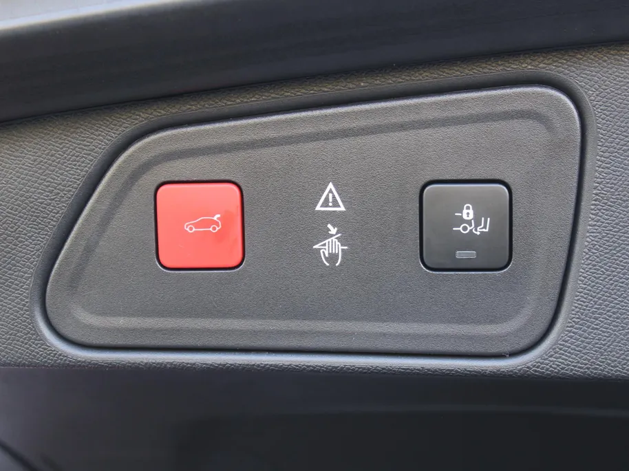 Peugeot 3008 1.6 e-THP Allure | Trekhaak | Navi | Elektr. achterklep | Camera | Apple Carplay/Android Auto | Cruise | 18' LM | All seasons |