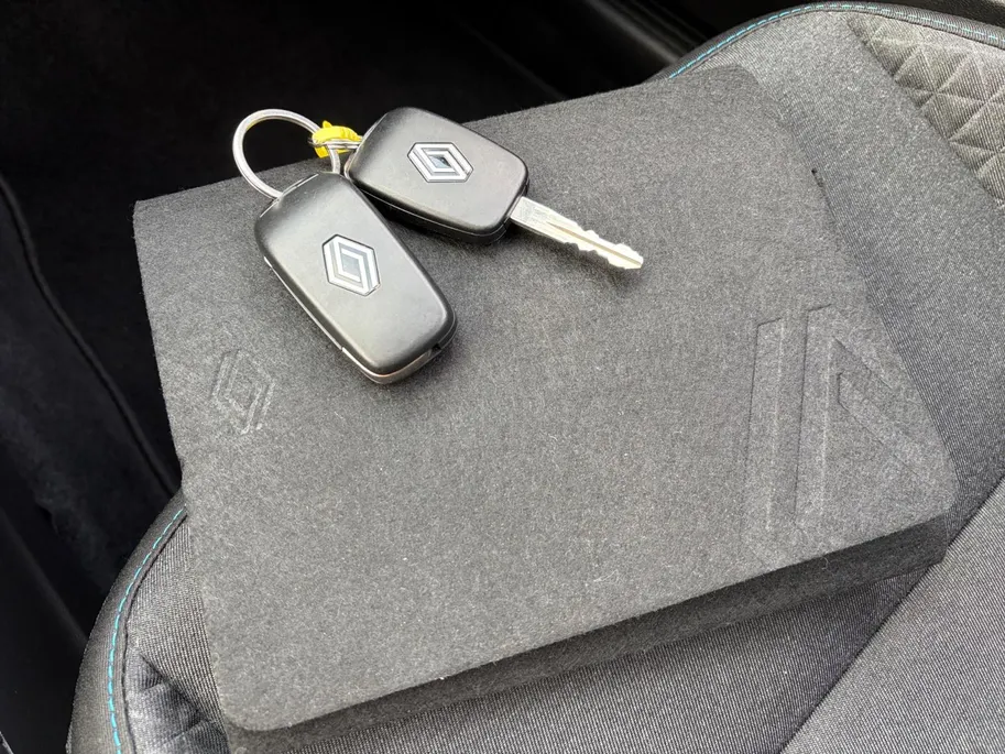 Renault Captur 1.3 mild hybrid 160 *Automaat*Navi via Carplay*Camera*Parkeersensoren*Stoelverwarming*Cruise Control*Zeer nette auto!