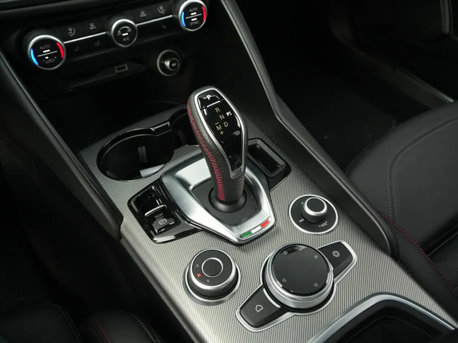Alfa Romeo Giulia 2.0 Turbo 280 PK Competizione Q4 AWD | Harman | Veloce | 19' VERKOCHT