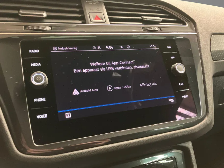 Volkswagen Tiguan 1.4TSIeHybrid 180kW/245PK R-Line DSG · Panoramadak · Trekhaak · 360°Camera + Parkeersensoren · Keyless entry