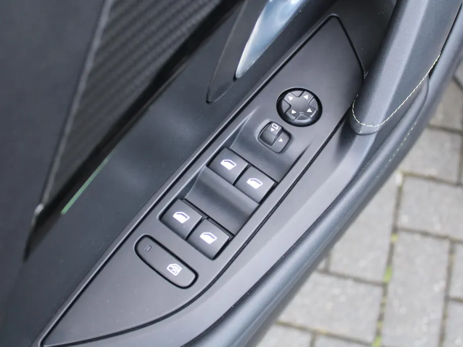 Peugeot 208 1.2 PureTech GT Pack | Stoelverwarming | Pano dak | Camera | Cruise adapt. | Dodehoek detectie | 17' LM | Navi | Clima | Leer/alcantara sportstoelen |