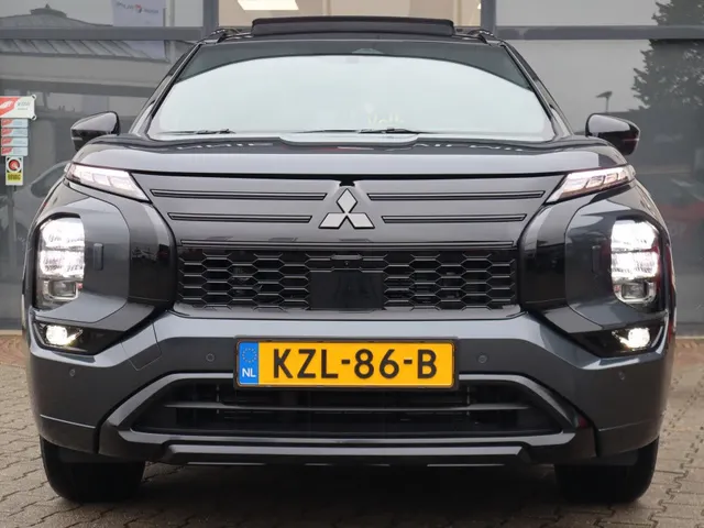 Mitsubishi Outlander 2.4 PHEV Black Edition All Seasons | Yamaha sound