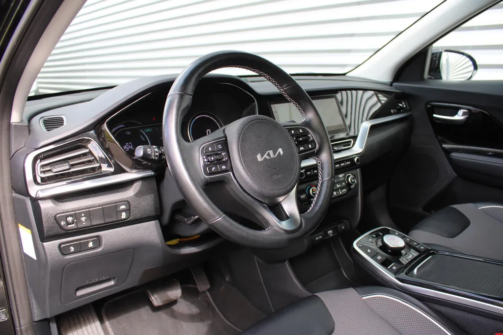 Kia e-Niro DynamicPlusLine 64 kWh | Warmtepomp | Schuif/kantel dak | 17' LM | Airco | Cruise | Navi | Camera |
