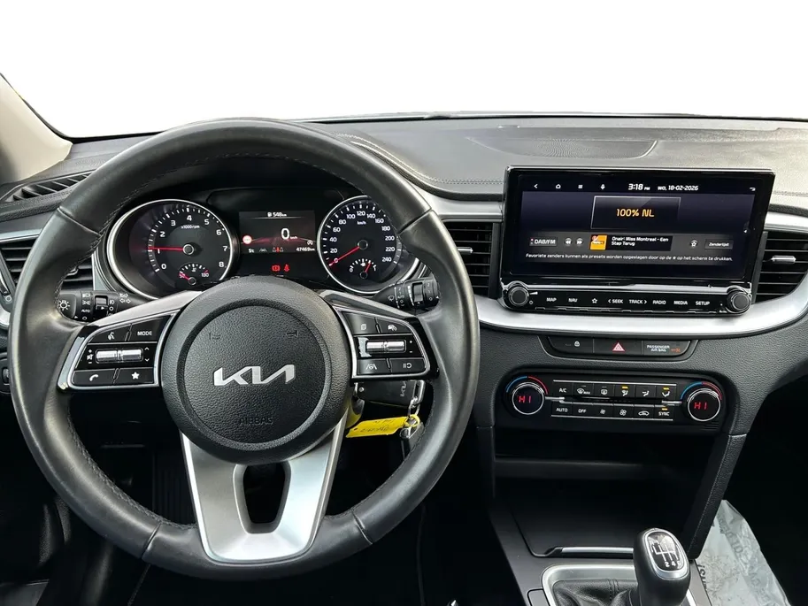 Kia Ceed Sportswagon 1.5 T-GDi DynamicLine | All-Seasonbanden | Apple Carplay / Android Auto | Navigatiesysteem | Parkeersensoren Voor + Achter | Parkeercamera Achter | Licht + Regensensor | Cruise Control | Climate Control | 16'Lichtmetalen velgen