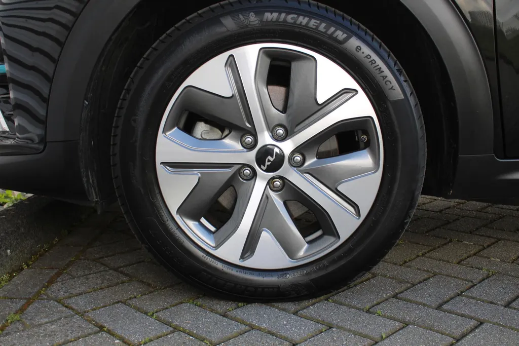 Kia e-Niro DynamicPlusLine 64 kWh | Warmtepomp | Schuif/kantel dak | 17' LM | Airco | Cruise | Navi | Camera |
